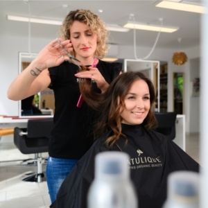 In the hands of our professional and experienced hair experts, you can feel safe! Every woman dreams of a beautiful and healthy hair that she can wear confidently. At Szabó Imre salons, our goal is to provide you with just that. Choose from the latest trends, techniques, or colors! In addition to our hairdressing services, we also provide useful advice on hair care. If you're unsure, our hairdressers can help you choose the perfect hairstyle for your face and hair characteristics. We also prioritize the health of your hair, offering hair therapy treatments in our salons that provide solutions to any issues. Visit our salons, where luxury surroundings and professional experts await!